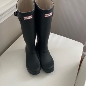 Great condition! Black Hunter boots with stripe on back.